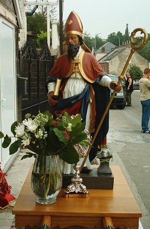 Statue de Saint Eloi escortée par la Marche St Eloi de Laneffe