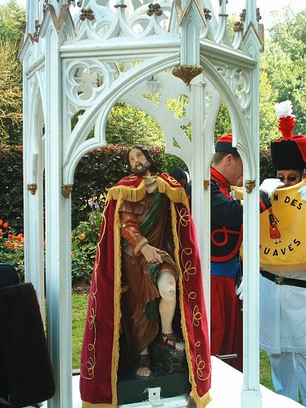 Statue de Saint Roch escortée par la Compagnie de Sart-Eustache